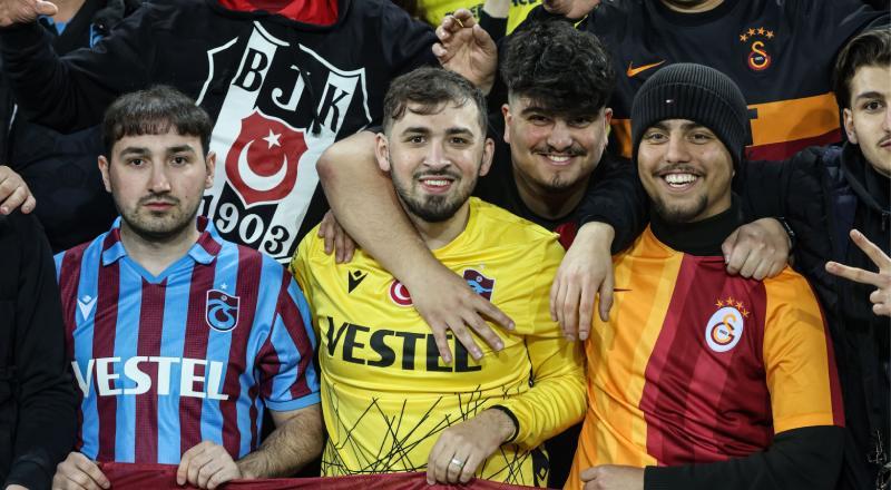İsviçre’nin Basel takımı ile Trabzonspor arasında St. Jakop Parks Stadı’nda oynanacak UEFA Avrupa Konferans Ligi play-off turu rövanş maçı öncesi, Trabzonsporlu taraftarlar tribünlerdeki yerlerini aldı.